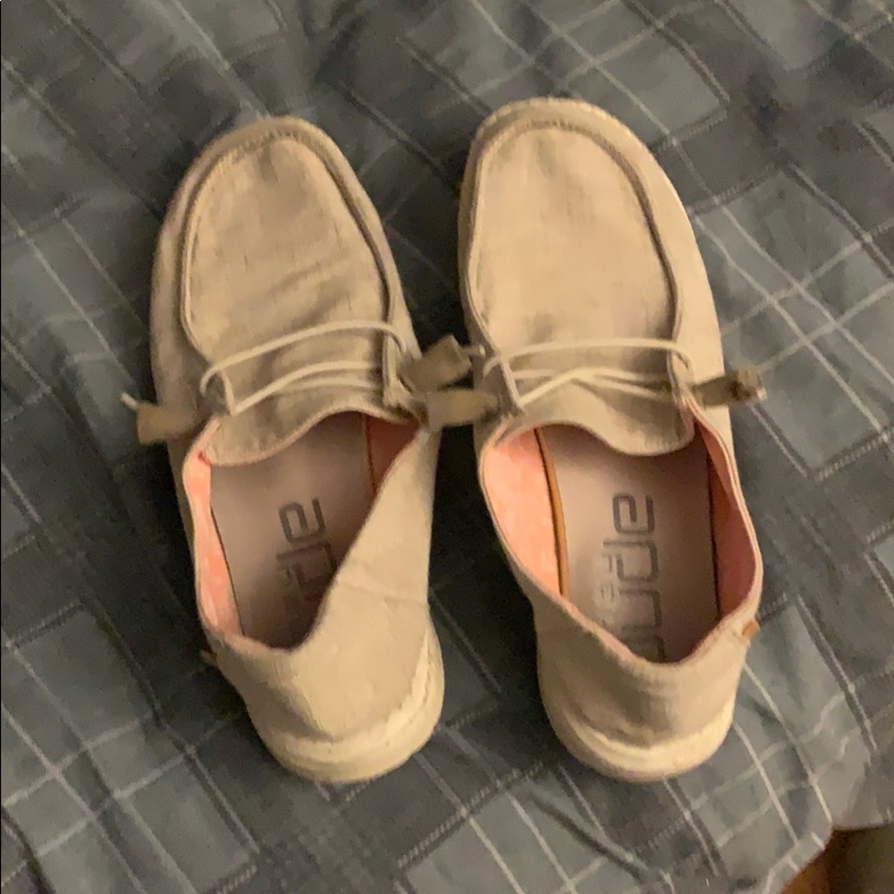 Women’s Tan Hey Dudes Size 6